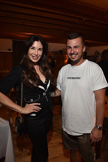 Alexandra Polzin mit Marco Fleissner (Host) Bachmair Weissach Fondue NIght im Spa & Resort Bachmair Weissach am Tegernsee am 24.10.2021 Foto: BrauerPhotos / G.Nitschke  (©Foto: Brauer Photos für Bachmair Weissach)